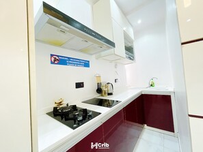 Full-sized fridge, microwave, oven, stovetop - Alubarika Service Apartments (Lagos)