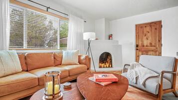 Smart TV, chimenea y estéreo
