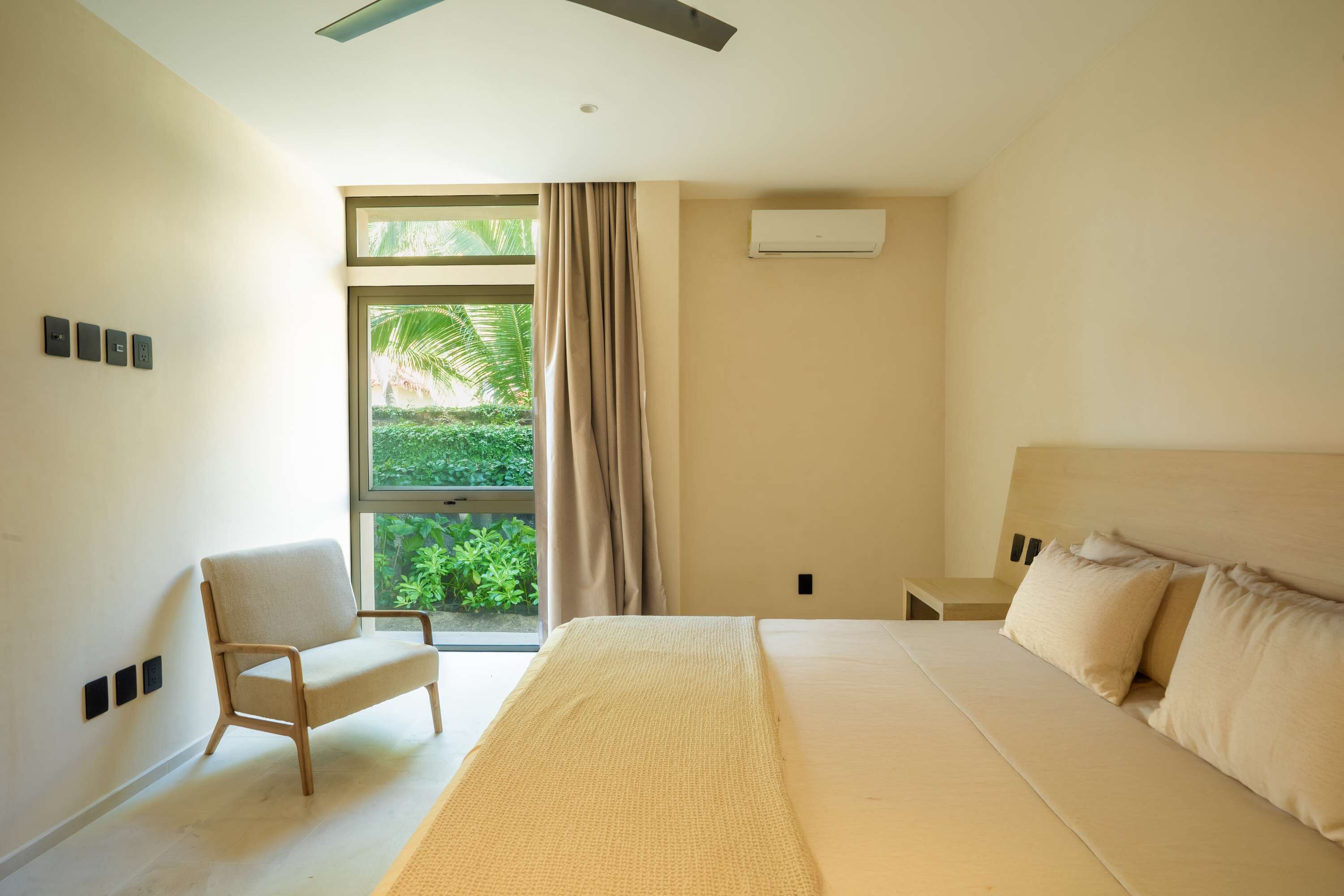 5 bedrooms, iron/ironing board, WiFi, bed sheets