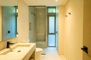 Dusche, Handtücher, Shampoo