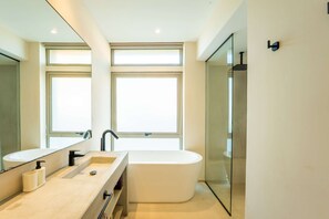 Ducha, toallas y champú