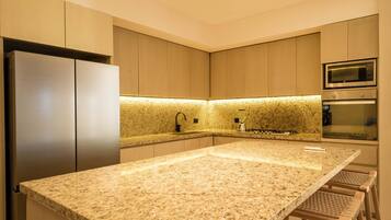 Refrigerador, microondas, horno y parrilla de estufa