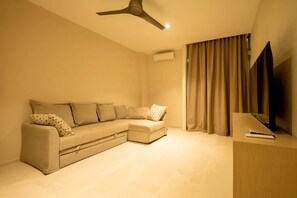 Een televisie en een kantoor