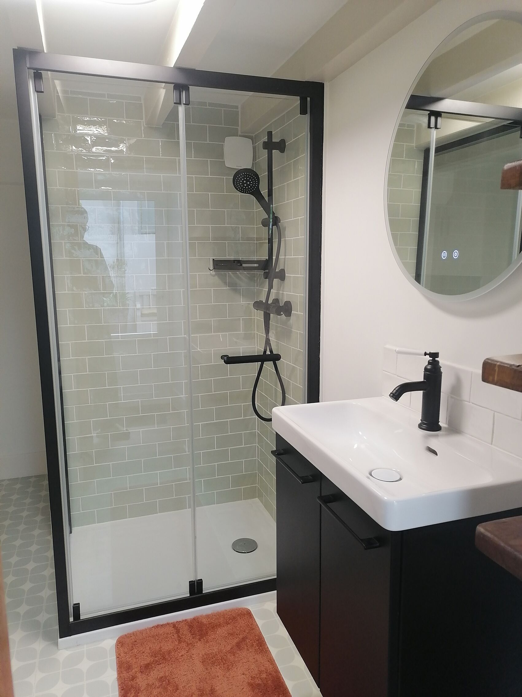 Regadera, secadora de cabello, toallas, jabón 