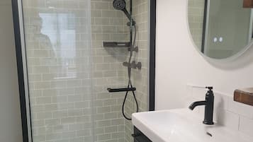 Regadera, secadora de cabello, toallas, jabón