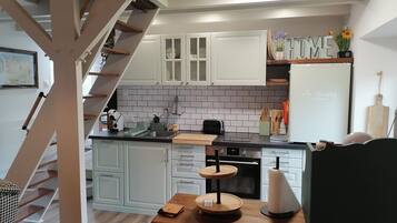 Kjøleskap, mikrobølgeovn, ovn og kokeplater