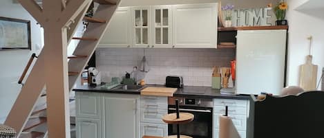 Frigorifero, microonde, forno, piano cottura
