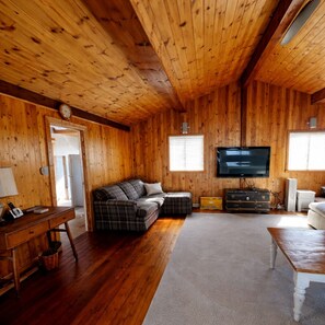 Smart TV - Unplugged Muskoka / Sunset views and private dock (Port Carling)