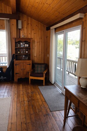 Interior - Unplugged Muskoka / Sunset views and private dock (Port Carling)