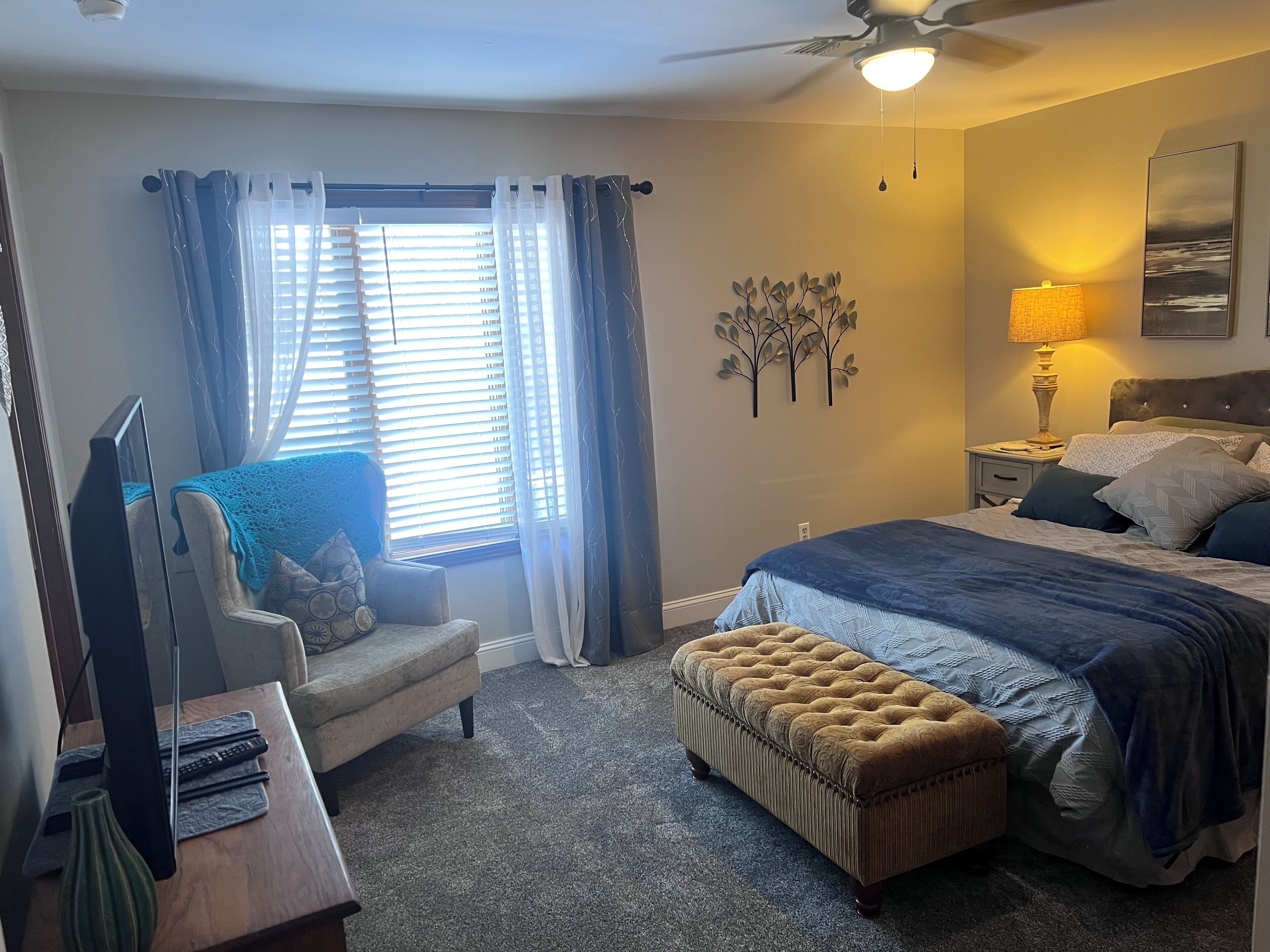 2 bedrooms, desk, iron/ironing board, WiFi