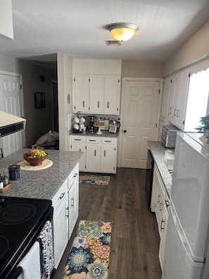 Een microgolfoven, een oven, een kookplaat, een vaatwasser