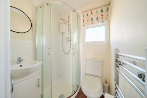 Shower, hair dryer - Bay View Sleeps 4, 2 Bedrooms Pets Garden Beach (Bridlington)