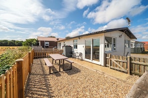 Outdoor dining - Bay View Sleeps 4, 2 Bedrooms Pets Garden Beach (Bridlington)