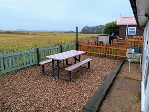 Outdoor dining - Bay View Chalet 2 Bed Sleeps 4 Pets Garden Beach (Bridlington)
