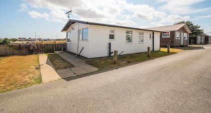 Bay View Sleeps 4, 2 Bedrooms Pets Garden Beach