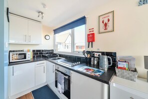 Fridge, microwave, oven, stovetop - Bay View Sleeps 4, 2 Bedrooms Pets Garden Beach (Bridlington)