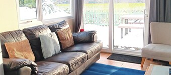 2 bed Chalet - Sleeps 4 - Pets - Garden - Parking