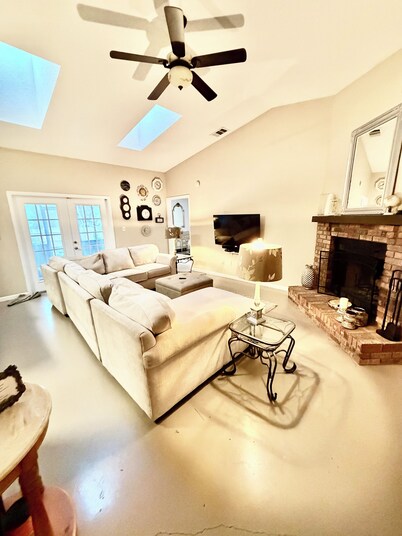 2 miles from UCF and 1 mile from Oviedo On the Park 2-bedroom house