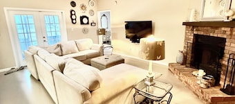 2 miles from UCF and 1 mile from Oviedo On the Park 2-bedroom house