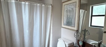 2 miles from UCF and 1 mile from Oviedo On the Park 2-bedroom house