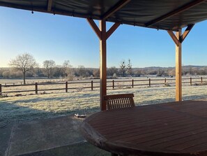 Outdoor dining - Chambres D'hôtes de l'Eau dit Sée (Cuves)