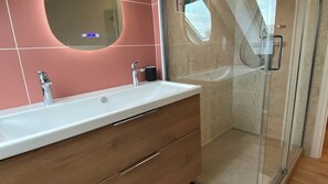 Shower, hair dryer, towels, soap - Chambres D'hôtes de l'Eau dit Sée (Cuves)