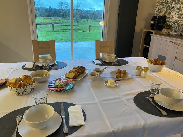 Dining - Chambres D'hôtes de l'Eau dit Sée (Cuves)
