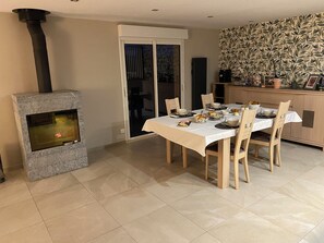 Dining - Chambres D'hôtes de l'Eau dit Sée (Cuves)