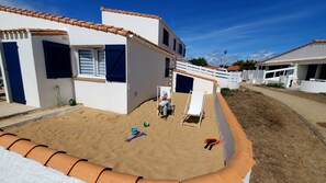 Children’s area - Family villa, sea view, direct access to the beach. (Saint-Gilles-Croix-de-Vie)