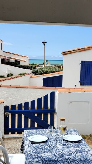 Outdoor dining - Family villa, sea view, direct access to the beach. (Saint-Gilles-Croix-de-Vie)