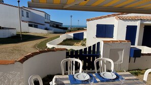 Outdoor dining - Family villa, sea view, direct access to the beach. (Saint-Gilles-Croix-de-Vie)