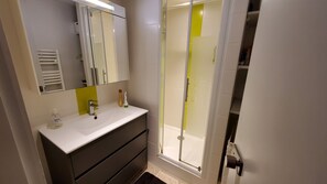 Shower, hair dryer, soap, toilet paper - Family villa, sea view, direct access to the beach. (Saint-Gilles-Croix-de-Vie)