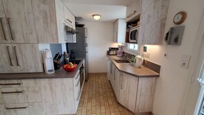 Private kitchen - Family villa, sea view, direct access to the beach. (Saint-Gilles-Croix-de-Vie)