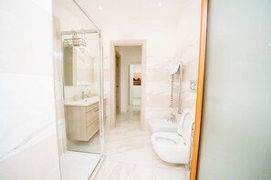 Shower, hair dryer, bidet, towels - Family Boutique Apartment - Borgo Pontone (8 pax) (Pontone)
