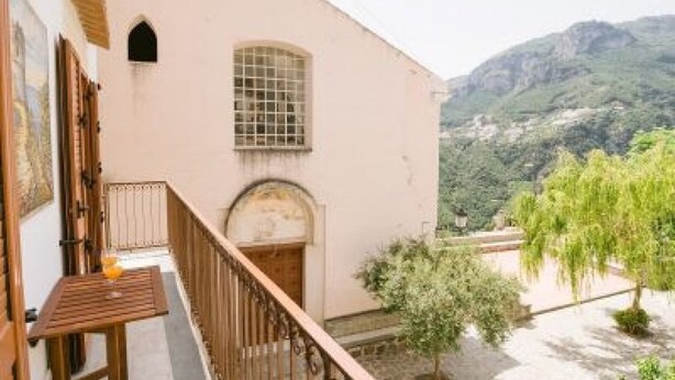 A building with a balcony overlooking a mountainous landscape. - Family Boutique Apartment - Borgo Pontone (8 pax) (Pontone)