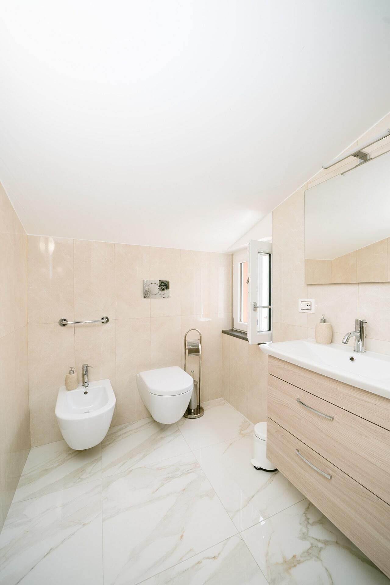 Dusche, Haartrockner, Bidet, Handtücher