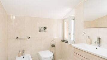 Dusche, Haartrockner, Bidet, Handtücher