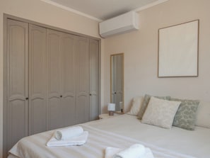2 bedrooms, iron/ironing board, WiFi, bed sheets - Appart Limonella - Appart avec terrasse et clim (Fontvieille)