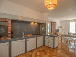 Fridge, microwave, oven, stovetop - Appart Limonella - Appart avec terrasse et clim (Fontvieille)