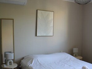 Tabla de planchar con plancha, wifi y ropa de cama 