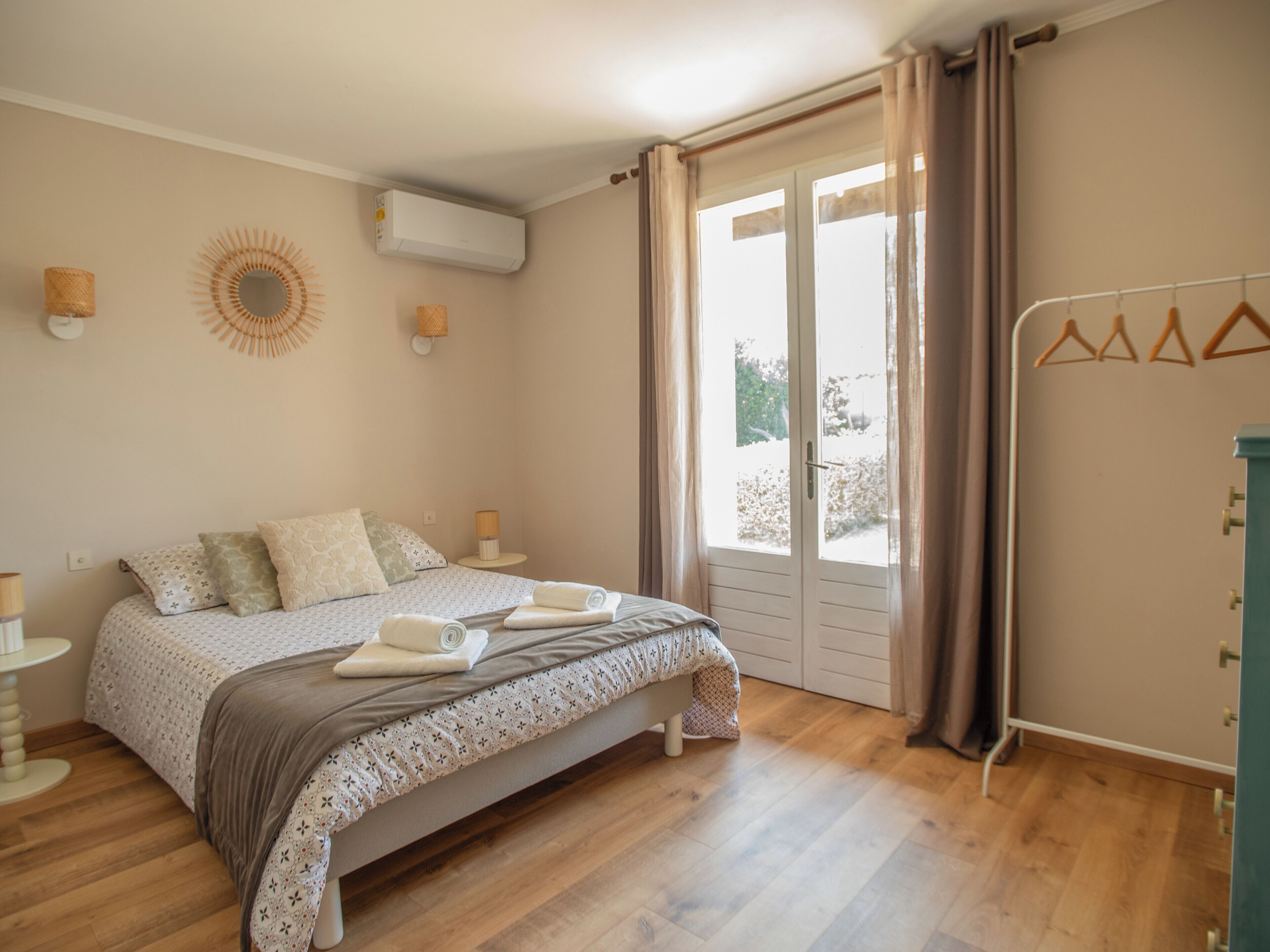 2 habitaciones, tabla de planchar con plancha, wifi y ropa de cama 