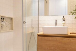 Shower, hair dryer, towels, soap - The Artist's Garden Apartment (Porto)