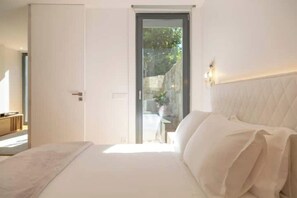 2 bedrooms, iron/ironing board, WiFi, bed sheets - The Artist's Garden Apartment (Porto)