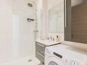 Shower, hair dryer, towels - Bail mobilité - Appartement 2 ch - Nice centre (Nice)