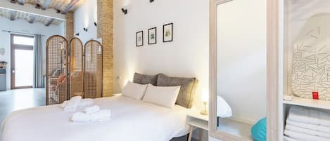 Iron/ironing board, travel crib, WiFi, bed sheets