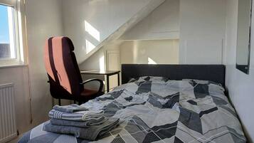 5 bedrooms, desk, iron/ironing board, WiFi