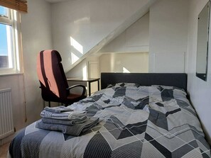 5 Schlafzimmer, Schreibtisch, Bügeleisen/Bügelbrett, WLAN