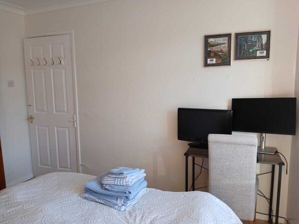 5 habitaciones, escritorio, tabla de planchar con plancha y wifi 
