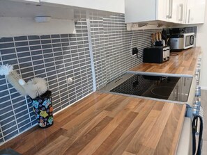 Kühlschrank, Mikrowelle, Ofen, Herdplatte