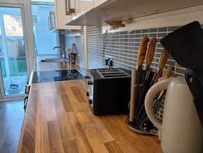 Fridge, microwave, oven, stovetop - 5 bedroom family home close to Gosport ferry to Portsmouth and the New Forest (Gosport)